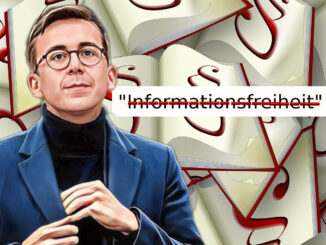Ein Karikaturist könnte Philipp Amthor darstellen, wie er mit einem dicken schwarzen Marker das Wort "Informationsfreiheit" aus einem Gesetzbuch streicht, während im Hintergrund Bürgerinnen und Bürger mit Fragezeichen über den Köpfen stehen.