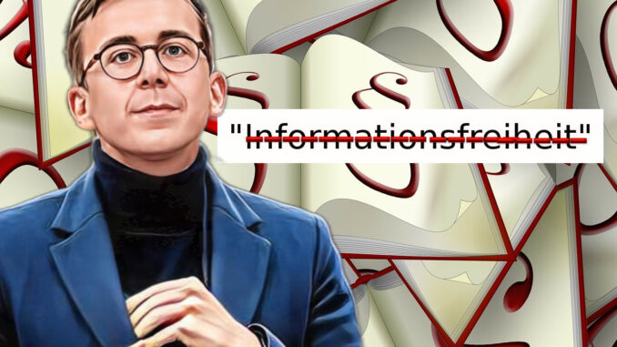 Ein Karikaturist könnte Philipp Amthor darstellen, wie er mit einem dicken schwarzen Marker das Wort "Informationsfreiheit" aus einem Gesetzbuch streicht, während im Hintergrund Bürgerinnen und Bürger mit Fragezeichen über den Köpfen stehen.